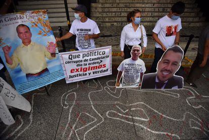 Familiares de líderes sociales asesinados protestan en Cali, el mes pasado.