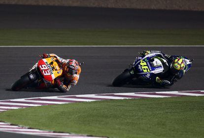 Marc Márquez del Repsol Honda Team, seguido de Valentino Rossi del equipo Movistar Yamaha MotoGP en una curva del GP de Catar de MotoGP.