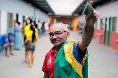 Un hombre con playera del Partido de los Trabajadores en espera de emitir su voto, en Brasilia.