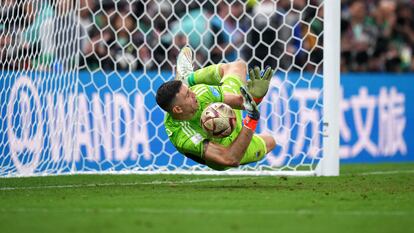 Emiliano Martínez detiene un penalti en la tanda de la final del Mundial entre Argentina y Francia.