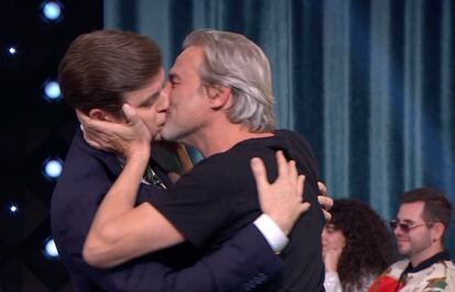 Moment of the kiss between Marc Giró and Alberto San Juan in the program that the former presents, 'Late Xou'.