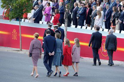 La Reina y sus hijas con el presidente del Gobierno y la ministra de Defensa.
