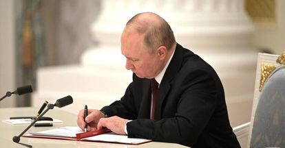 Vladímir Putin firmaba el lunes el decreto en el que se reconoce la independencia de Donetsk y Lugansk.