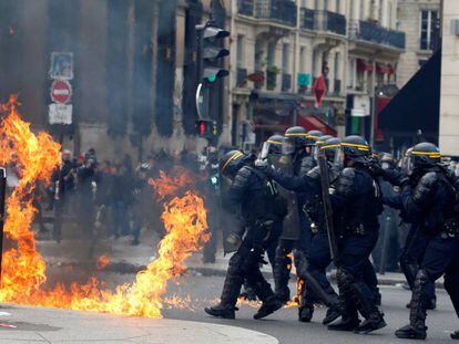 Enfrontaments entre manifestants i la policia a París.