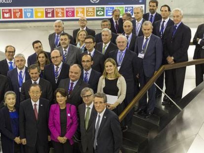 El entonces secretario general de Naciones Unidas, Ban Ki-moon, posa en las escaleras de CaixaForum Madrid con los representantes de la Red Española del Pacto Mundial y empresarios invitados en un encuentro en 2015.