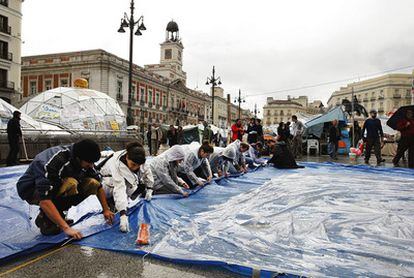 Los acampados en la Puerta del Sol preparan una nueva carpa para hacer más accesible la organización a los ciudadanos que se acercan y para evitar las inclemencias del tiempo.