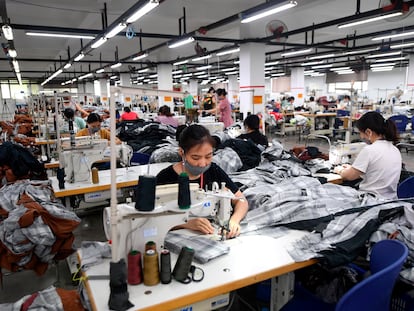 Trabajadores en una fábrica textil de Hanoi, el pasado mes de septiembre.