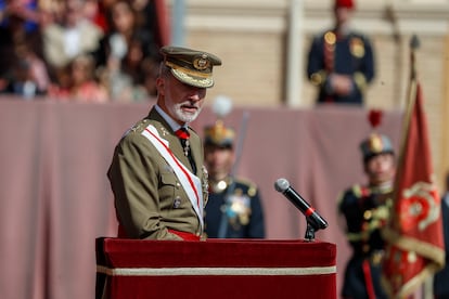 El rey Felipe VI pronunciaba un discurso durante la ceremonia de jura de bandera de su hija en la Academia General Militar de Zaragoza, este sábado.
