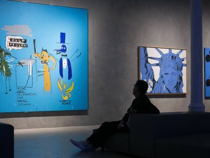 La obra de Basquiat, a la izquierda, y las dos de Warhol, en la exposición de la Blueproject.