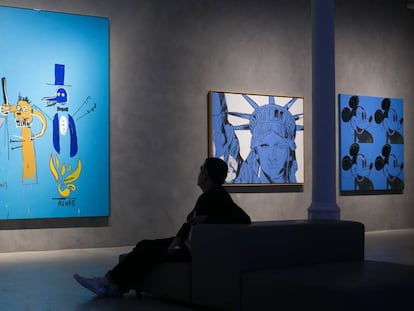 La obra de Basquiat, a la izquierda, y las dos de Warhol, en una exposición de la Blueproject celebrada en 2018