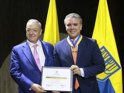 Iván Duque Márquez (derecha) y el rector de la Universidad Sergio Arboleda, Rodrigo Noguera Calderón, al recibir un reconocimiento de la institución, en 2016.
