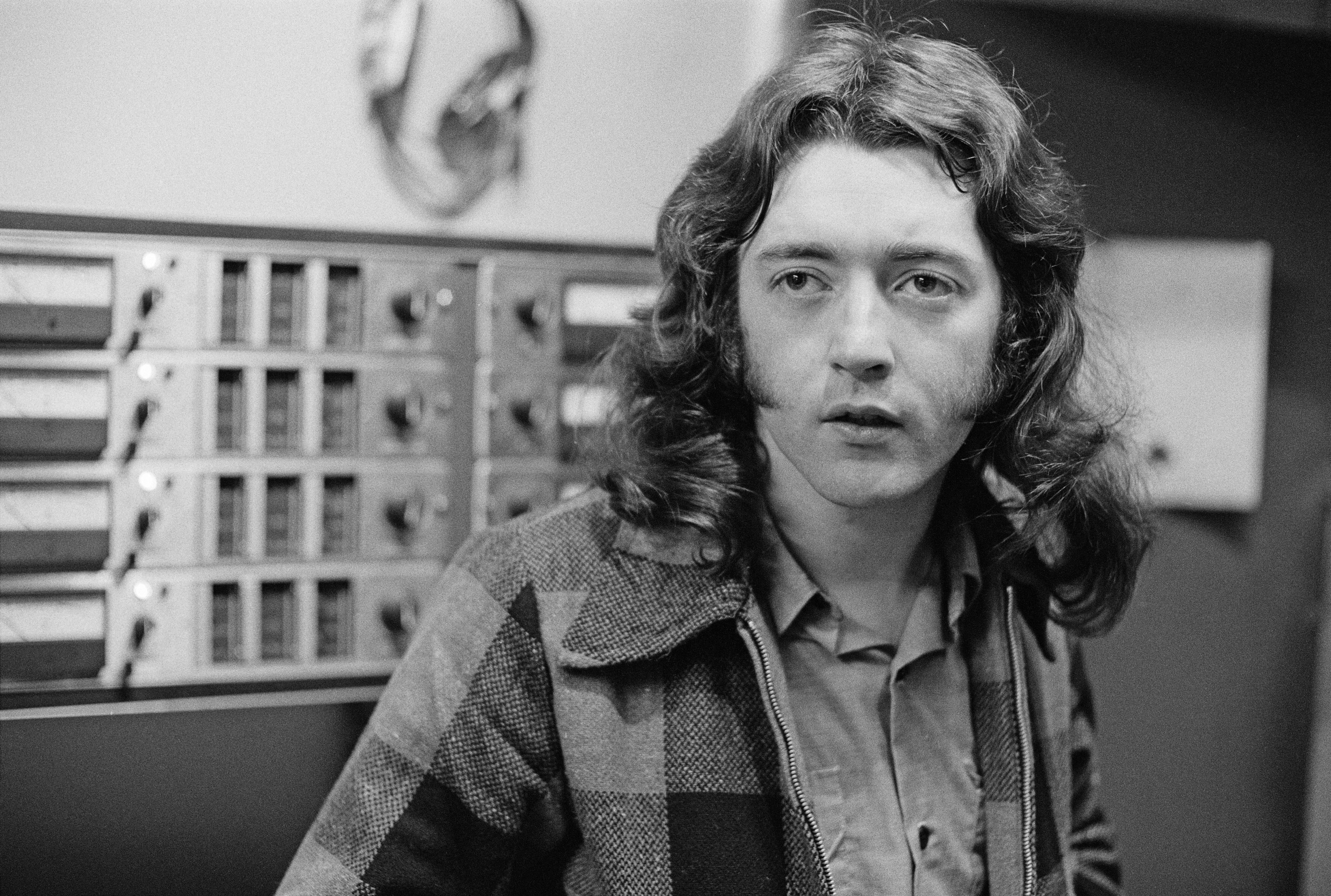El músico irlandés en el estudio de grabación en 1972. 