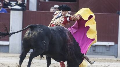 Roca Rey, en un quite al primer toro de su lote.