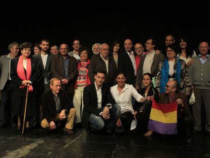 Los promotores de la Plataforma por la Comisión de la Verdad, ayer en un acto en el auditorio Marcelino Camacho de Madrid.