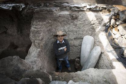 El arqueólogo Miguel Vargas muestra dos estelas.