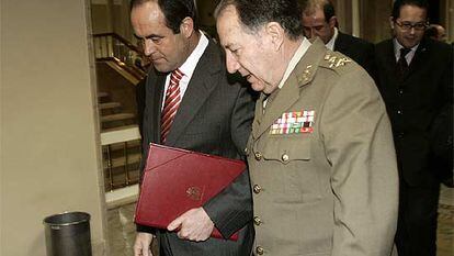 José Bono y el jefe del Estado Mayor de la Defensa, general Félix Sanz, a su llegada a la Comisión de Defensa.