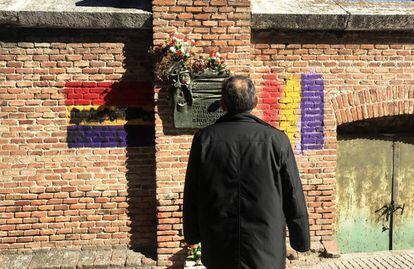 El secretario General del partido comunista, Enrique Santiago mirando el muro del osario republicano