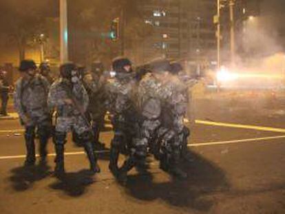 Miembros de la Policía tratan de dispersar a manifestantes que protestan a favor de la educación y en contra de la corrupción.