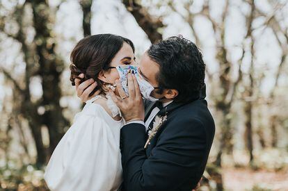 Mónica y Carlos con mascarillas el día de su boda.