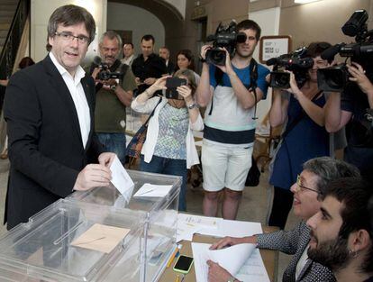El president de la Generalitat, Carles Puigdemont, ha dipositat el seu vot per a les eleccions generals en un col·legi electoral del centre de Girona.