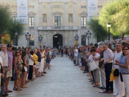 La cadena humana de Tarragona, ante el Ayuntamiento.