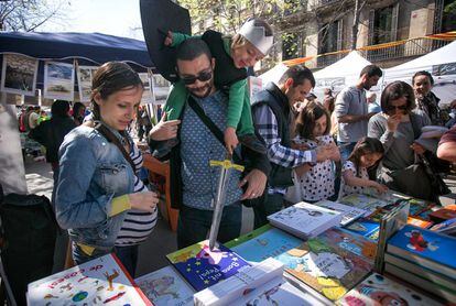 Una familia celebra Sant Jordi en el centro de Barcelona