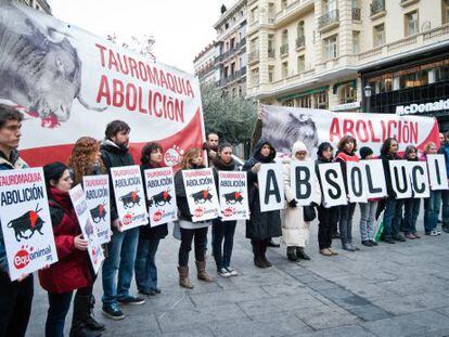 Activistas de Equanimal protestan frente a los juzgados de lo contencioso administrativo de Madrid.