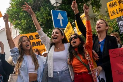 Manifestantes protestan por la muerte de la iraní Mahsa Amini frente a la Embajada de Irán en Madrid, este miércoles. 