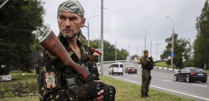 Un rebelde prorruso del Batallón Vostok en un control en Donetsk.