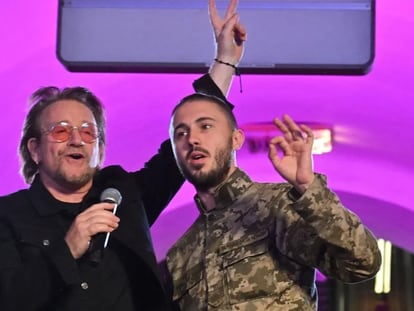 El cantante Bono y el militar Taras Topolia, en el metro de Kiev.
