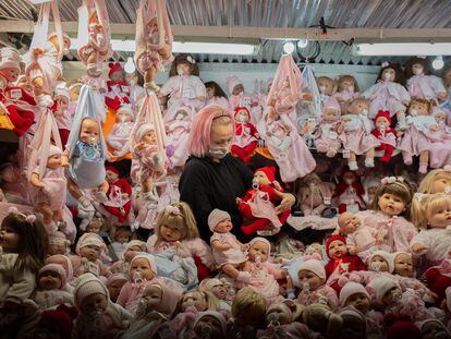 Tenderete de muñecas en la Feria de Reyes, en Barcelona.