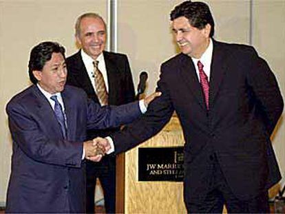 Alejandro Toledo (izquierda) saluda a Alan García antes del debate celebrado la noche del sábado en Lima.