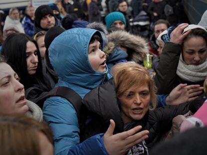 Decenas de personas se agolpan ante uno de los trenes que salen desde Kiev hacia Lviv, en el oeste de Ucrania.