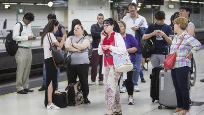 Un grupo de afectados por los retrasos de la red de Rodalies el pasado junio.