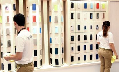 La nueva tienda de Huawei ofrece múltiples accesorios para sus teléfonos móviles. Los clientes podrán, entre otras cosas, podrán personalizar las carcasas de sus smartphones en el área de customización del establecimiento. Los visitantes también disponen de una zona donde tomar un café gratis o donde cargar su móvil.