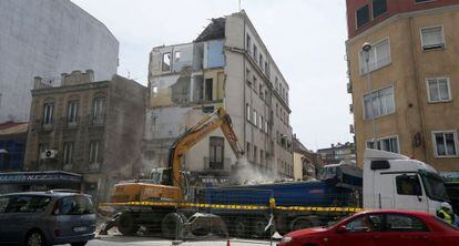 Trabajos de demolición del edificio derrumbado en Tetuán.
