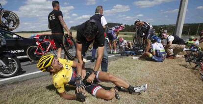 Cancellara, líder de la general, tras la caída.