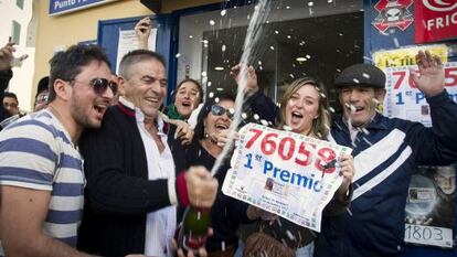 Celebraci&oacute;n del primer premio de la Loter&iacute;a Nacional, en la Administraci&oacute;n  Malia, en la localidad gaditana de Barbate. 