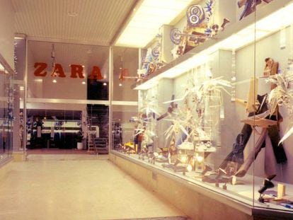 Escaparate de una de las primeras tiendas de Zara, en 1975, en A Coruña.