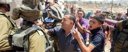 Civiles palestinos y soldados israel&iacute;es en Hebr&oacute;n.