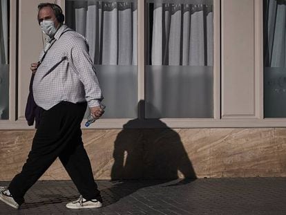 Un hombre caminando esta semana en Sevilla.