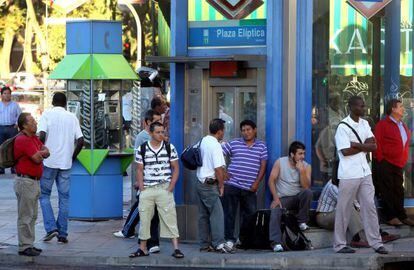 Inmigrantes a la espera de un trabajo en la Plaza El&iacute;ptica de Madrid.