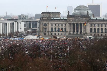 Miles de personas protestan ante el Parlamento, este sábado en Berlín.