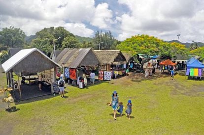 Vista aérea del mercado de Punanga Nui, en la ciudad de Avarua, en la isla de Rarotonga.