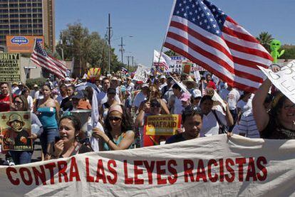 Miembros de la comunidad hispana se manifiestan contra la ley de Arizona en Phoenix, la capital del Estado.