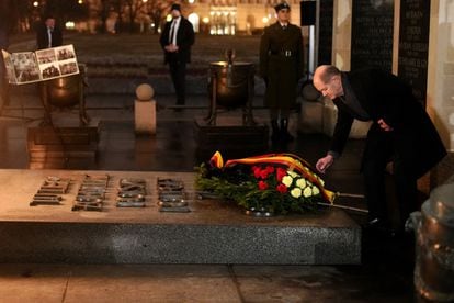 German Chancellor Olaf Scholz lays a wreath at the grave of the unknown soldier during his visit to Poland this Sunday.