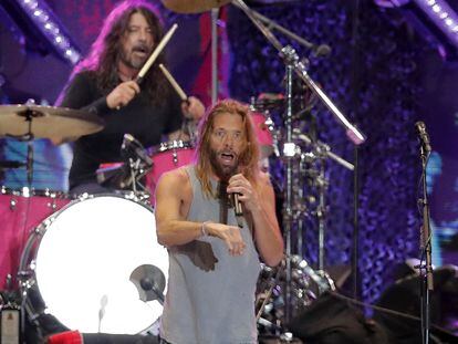 Taylor Hawkins canta un tema de Foo Fighters con Dave Grohl a la batería el viernes, en un concierto en Santiago de Chile.