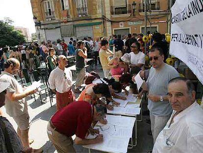 Recogida de firmas en el centro de Valencia contra la organización de la visita del Papa.