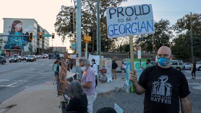Un habitante de Atlanta, en una manifestación contra Donald Trump el viernes.