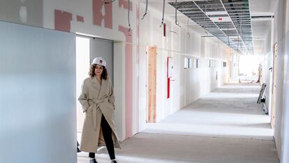 La presidenta de la Comunidad de Madrid, Isabel Díaz Ayuso,  durante su visita a las obras del nuevo instituto Blanca Fernández Ochoa.